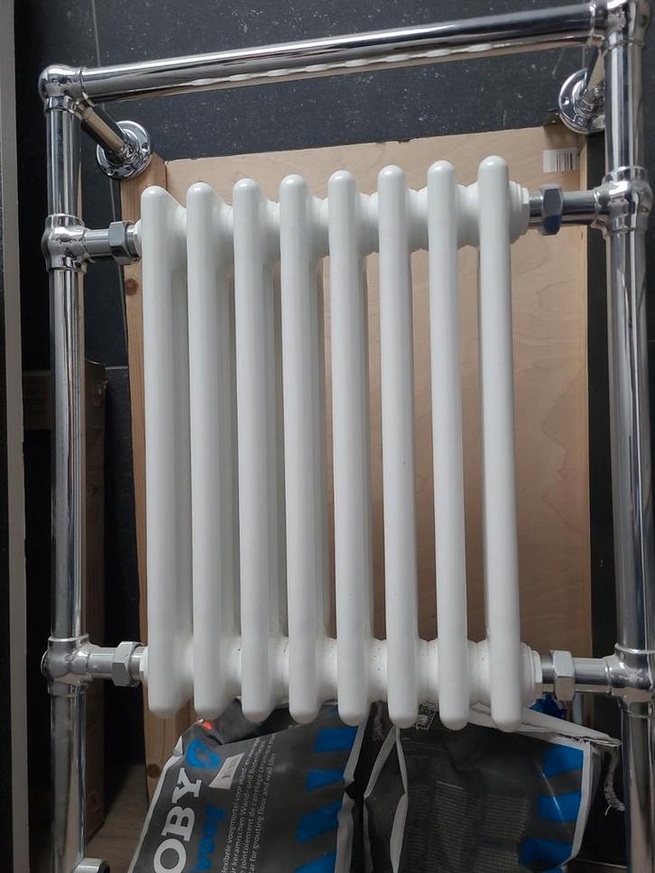 Design Radiator met Kranen - Nieuw, Doe-het-zelf en Verbouw, Verwarming en Radiatoren, Nieuw, Radiator, 500 tot 800 watt, 30 tot 80 cm