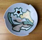 50 jaren Flora Gouda schotel rond met haken decor artistique, Gebruikt, Porselein of Keramiek, Schaal, Rond