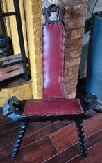 Unieke Spaans Brutalist Baarkruk – Handgesneden Eiken & Leer, Ophalen of Verzenden