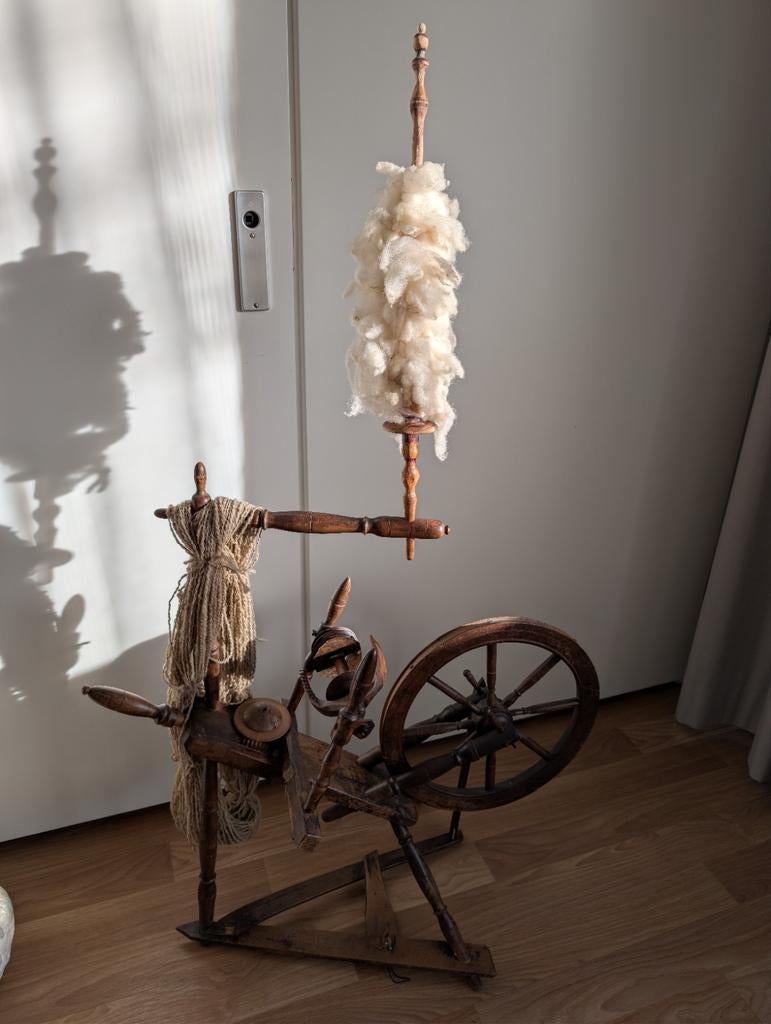 Antiek spinnewiel met gebreken, Ophalen