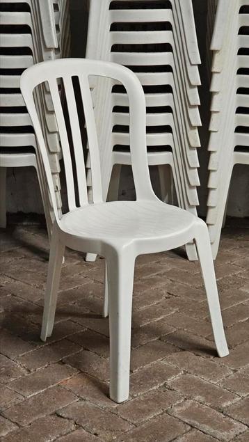 Grote partij Bistro Stoelen Wit - Stapelbaar - 60 stuks beschikbaar voor biedingen