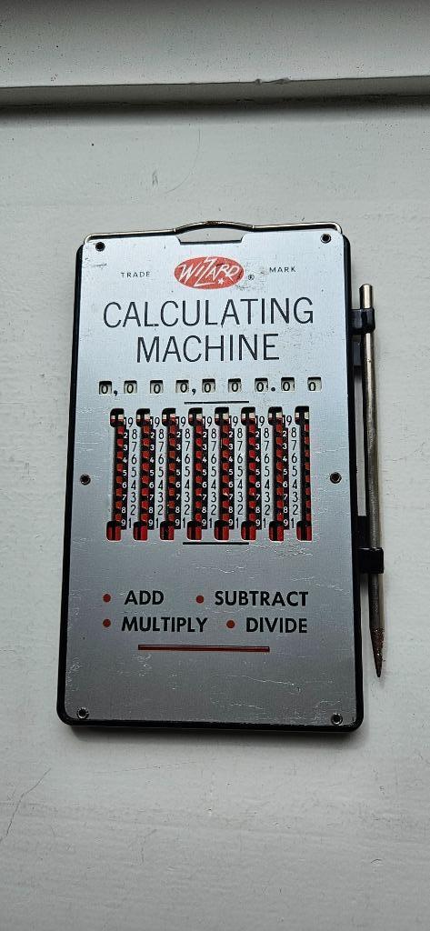 Oudste Calculating Machine  Merk Wizard (Vintage), Diversen, Rekenmachines, Zo goed als nieuw, Ophalen of Verzenden