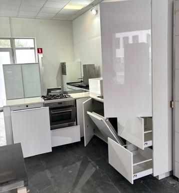 Complete hoogglans wit keuken bijna nieuw met alle apparatuu beschikbaar voor biedingen