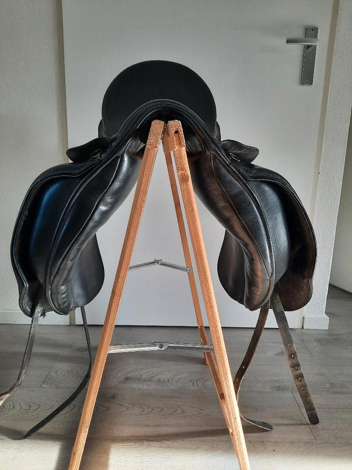 Dressuurzadel 17,5 inch Equus, Dieren en Toebehoren, Paarden en Pony's | Zadels, Zo goed als nieuw, Dressuur, Ophalen