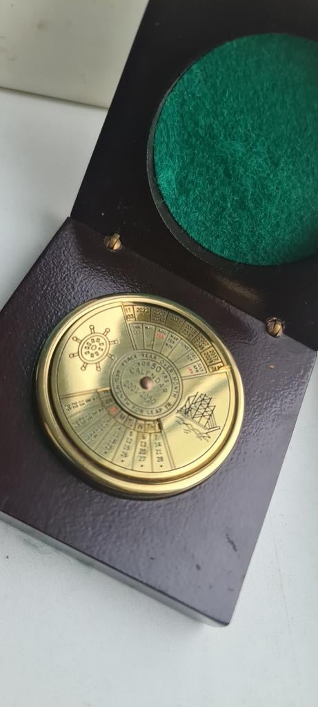 Vintage Messing Perpetual Kalender 2001-2050, Antiek en Kunst, Verzenden