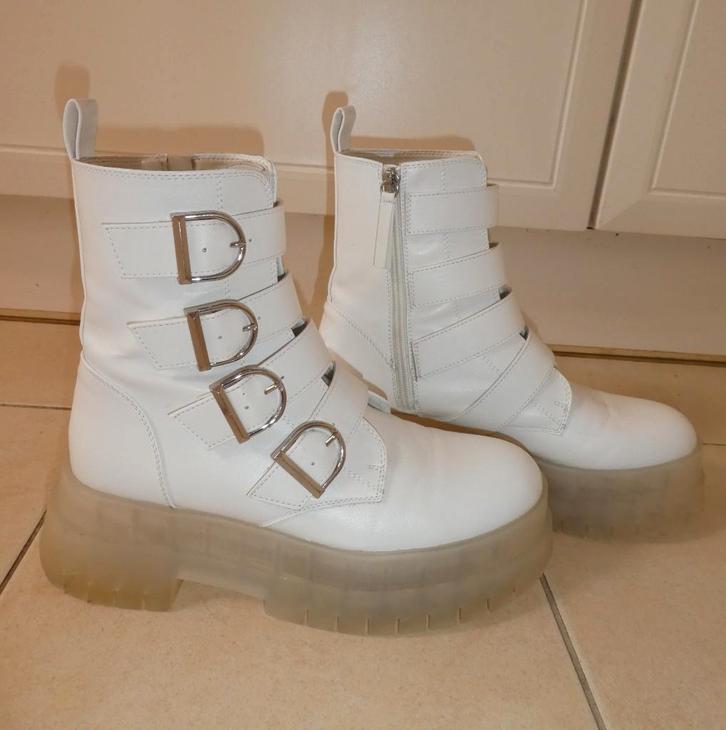 Bershka enkellaarzen maat 39 wit rubberen transparante zool, Kleding | Dames, Schoenen, Zo goed als nieuw, Lage of Enkellaarzen