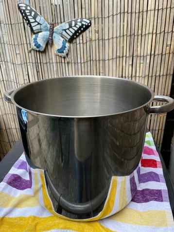 Rvs soeppan 16 liter met maataanduiding en glazen deksel  beschikbaar voor biedingen