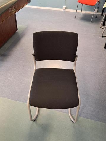Stapelstoelen beschikbaar voor biedingen