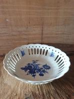 Antieke Porseleinen Schaal met Blauwe Rozen, Antiek en Kunst, Ophalen of Verzenden