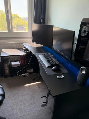 Bureau (gaming) met RGB led verlichting. 