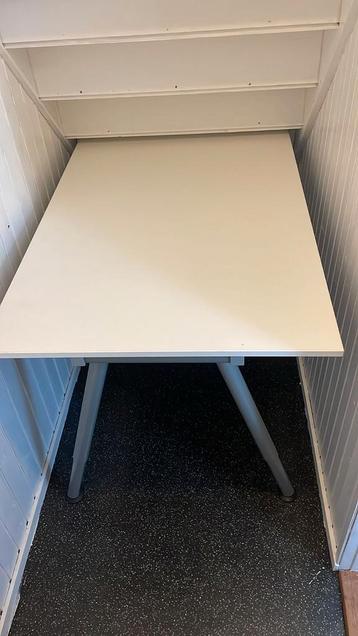 Ikea bureau/tafel galant verstelbaar in hoogte.