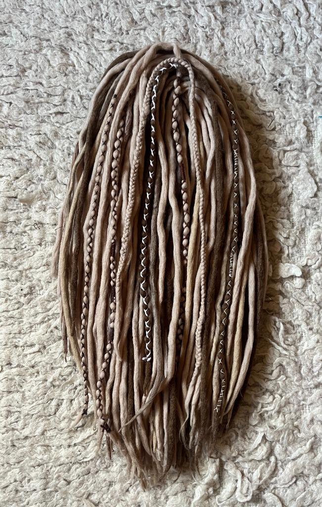 Splinternieuwe  blond/bruine wol dread set nu voor 165€, Sieraden, Tassen en Uiterlijk, Uiterlijk | Haarverzorging, Nieuw, Pruik of Haarverlenging