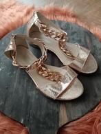Nieuw: leuke goudkleurige sandaaltjes met slangprin, maat 39, Overige kleuren, Nieuw, Sandalen of Muiltjes, Ophalen of Verzenden