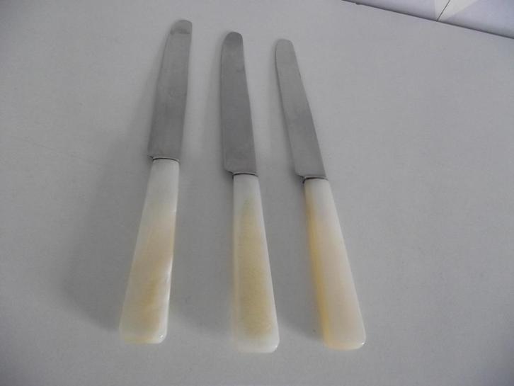 3 vintage parelmoer mes kartels 22,5 cm RVS plastic 1950 p s, Antiek en Kunst, Antiek | Bestek, Ophalen of Verzenden