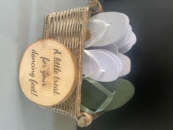 Mand met slippers  beschikbaar voor biedingen