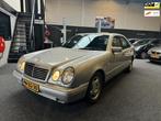 Mercedes-Benz E-klasse 220 D Avantgarde, Auto's, Origineel Nederlands, Te koop, Zilver of Grijs, 5 stoelen