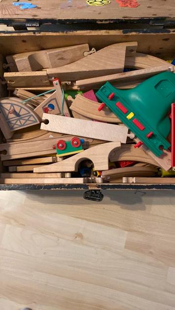 Houten trein verl bochten rechte stukken brug en treintjes beschikbaar voor biedingen