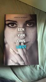 Een van ons liegt van Karen M. McManus, Gelezen, Ophalen of Verzenden, Karen M. McManus, Fictie