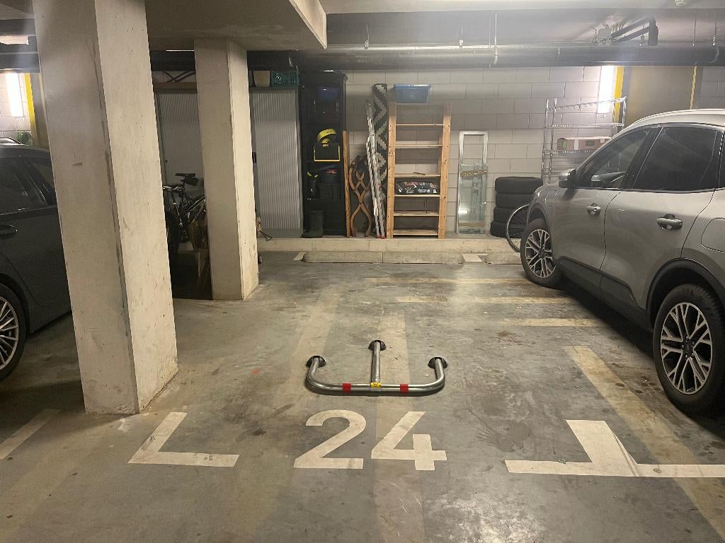 Parkeerplaats IJburg zuid in goed onderhouden parkeergarage, Huizen en Kamers, Garages en Parkeerplaatsen, Amsterdam