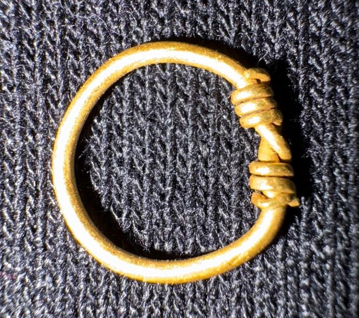 Klein gouden Viking ringetje / amulet, 9e-11e eeuw, Antiek en Kunst, Antiek | Goud en Zilver, Ophalen of Verzenden