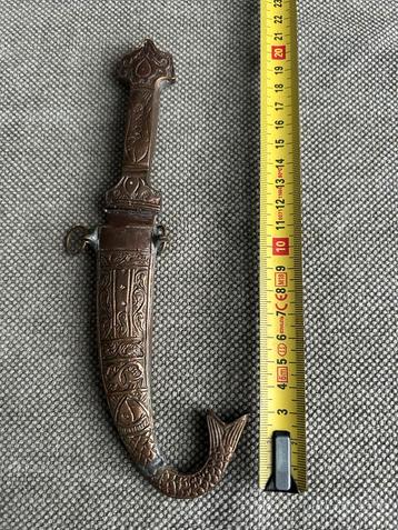 Oude Dolk met Gedetailleerde Versieringen beschikbaar voor biedingen