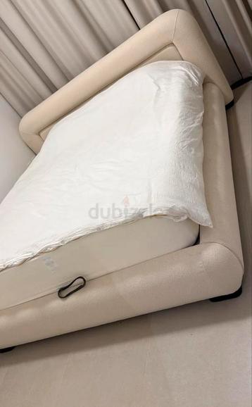 Beige tweepersoonsbed met opbergruimte inclusief matras beschikbaar voor biedingen