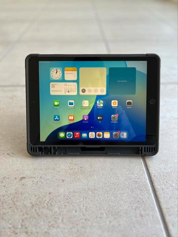 iPad 7e generatie met originele oplader + hoesje beschikbaar voor biedingen