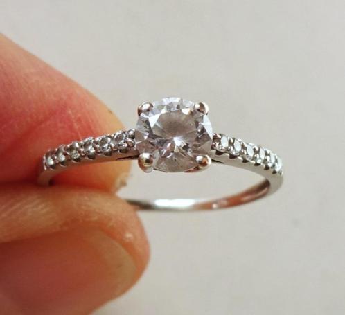 9 kt Wit gouden ring: 13 x kristallen, Sieraden, Tassen en Uiterlijk, Ringen, Gebruikt, Dame, 17 tot 18, Wit, Goud, Met kristal