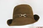 Vintage Dameshoed VEB bruin 56 gratis verzenden in Nederland, 56 of 57 cm (M, 7 of 7⅛ inch), Hoed, VEB, Ophalen of Verzenden