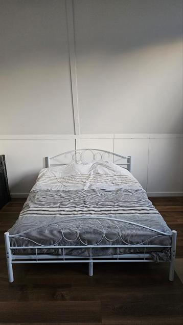 Sierlijk wit bed 140x200 incl matras beschikbaar voor biedingen