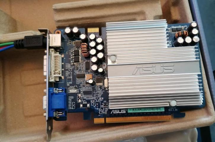 Asus GeForce EN7600GS Silent (256MB-DDR2-HTD) 2007, Computers en Software, Videokaarten, Nvidia, AGP, GDDR2, DVI, VGA, Ophalen of Verzenden