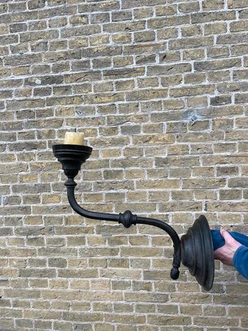 Antieke metalen reuze kandelaar beschikbaar voor biedingen