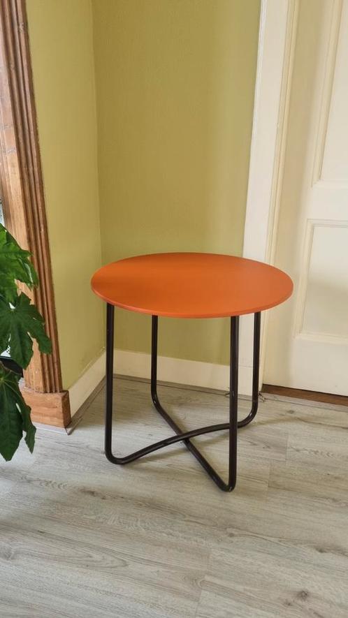Retro jaren 50? bijzettafel - terracotta + bruin buisframe, Huis en Inrichting, Tafels | Bijzettafels, Zo goed als nieuw, Rond