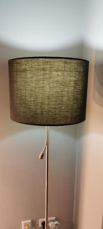 Gratis staande lamp met stoffen kap en E27 fitting beschikbaar voor biedingen