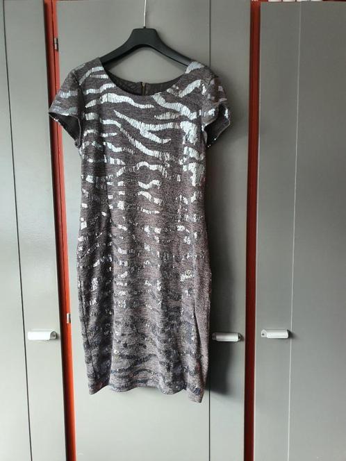 In Front Grijze Pailletten Jurk – Maat S  Elegante Avondjurk, Kleding | Dames, Jurken, Maat 36 (S), Grijs, Onder de knie, Ophalen of Verzenden