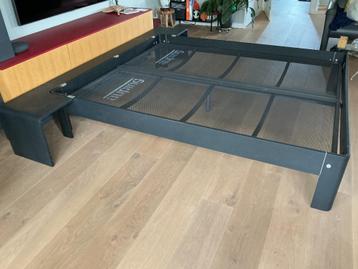 Auping 180 210 41cm mat zwart met achterwand beschikbaar voor biedingen