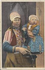 Marken – Moeder en kind – fotokaart, Gelopen, Klederdracht, Ophalen of Verzenden, 1920 tot 1940