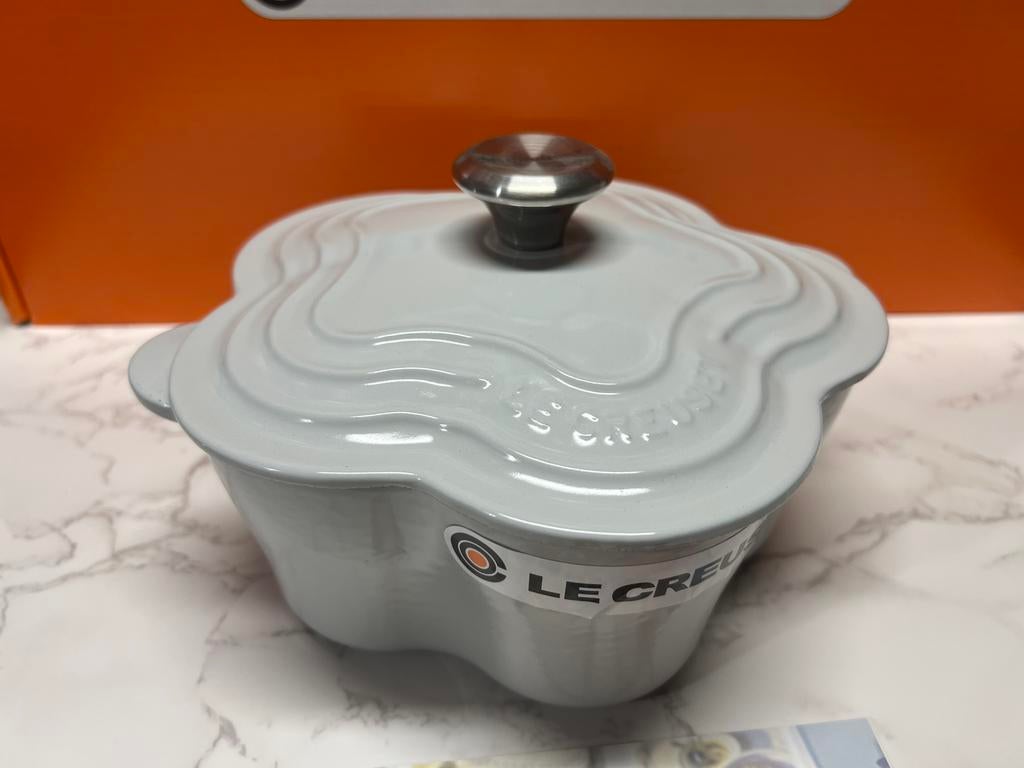 Nieuwe Le Creuset bloempan 20 cm Vapeur, Gietijzer, Nieuw, Ophalen of Verzenden, Keramische plaat