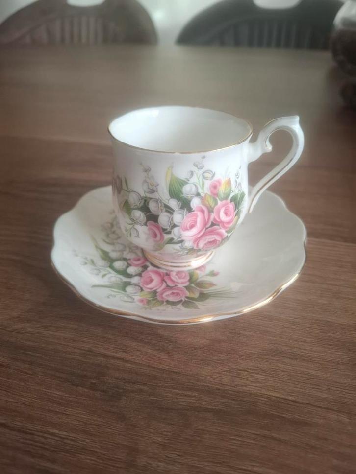 Royal Albert Kop en Schotel - Lily of the Valley, Antiek en Kunst, Antiek | Servies los, Ophalen of Verzenden