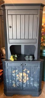 Vintage hoekkast, oud hoek buffet buffetkast keukenkast VdlM, Huis en Inrichting, Kasten | Buffetkasten, Ophalen, Met deur(en)