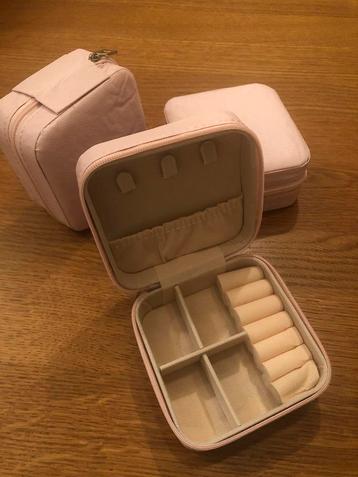 Sieradendoosjes roze met een schoonheidsfoutje beschikbaar voor biedingen