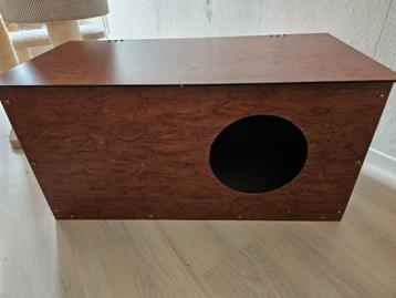Mooie trespa werpkist met klep beschikbaar voor biedingen