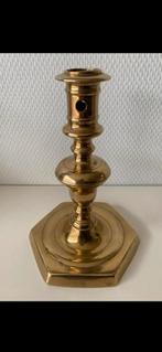 Kandelaar. 17e Eeuw. Brons. Hoogte 20 cm. Geheel gaaf., Antiek en Kunst, Antiek | Kandelaars, Verzenden, Koper of Brons