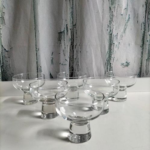 Vintage cocktail/dessert glazen op voet uit de jaren 70., Huis en Inrichting, Keuken | Servies, Zo goed als nieuw, Glas of Glazen