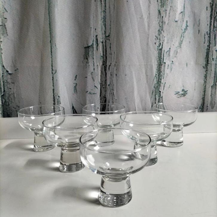 Vintage cocktail/dessert glazen op voet uit de jaren 70., Huis en Inrichting, Keuken | Servies, Zo goed als nieuw, Glas of Glazen