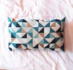 Maison du Monde kussen 30 x 50 ecru oker petrol driehoekjes, Ophalen of Verzenden, Zo goed als nieuw, Overige kleuren, Rechthoekig