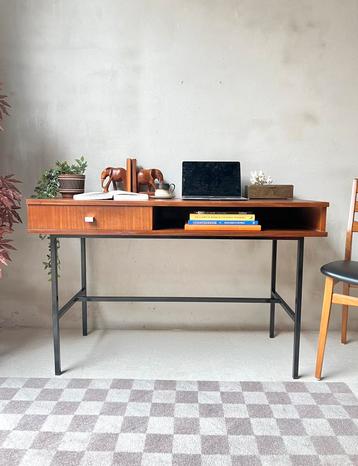 Vintage bureau teak fineer en metaal beschikbaar voor biedingen