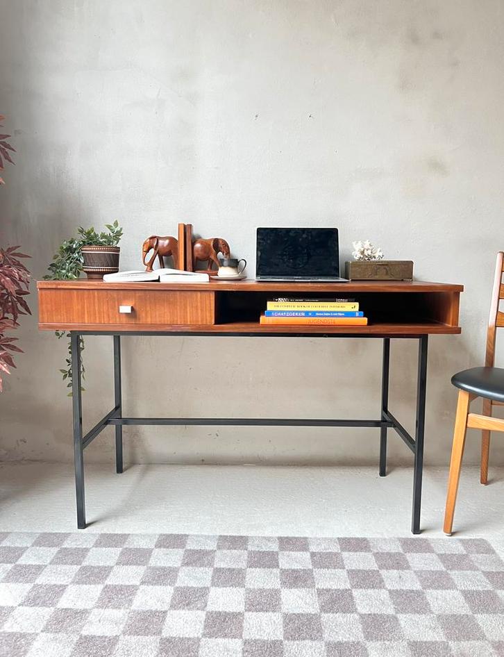 Vintage bureau teak fineer en metaal, Huis en Inrichting, Bureaus, Zo goed als nieuw, Ophalen