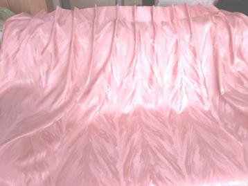 2 Roze gordijnen van 252 cm hoog en resp 142 en 125 cm br beschikbaar voor biedingen