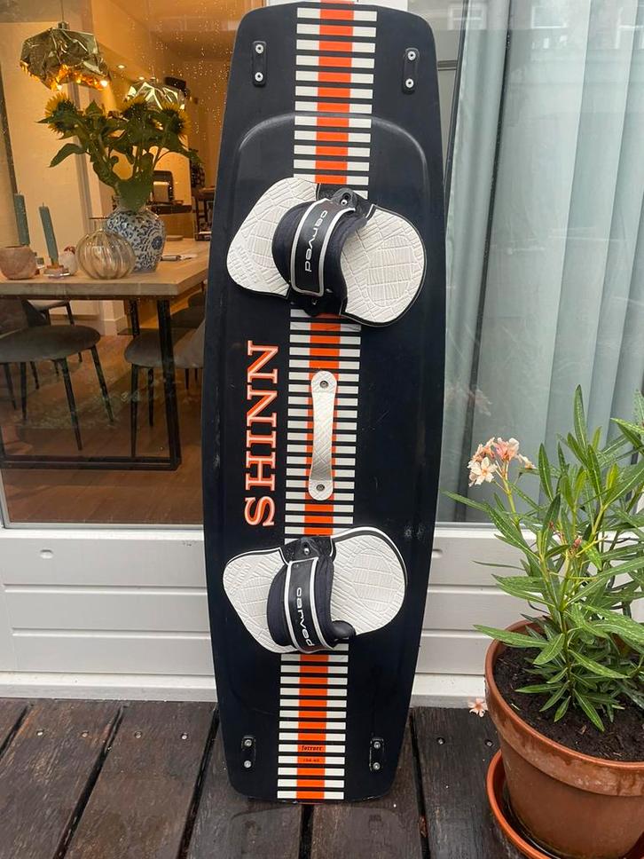 Kiteboard Shinn the Monk 134 x 42, Watersport en Boten, Kitesurfen, Zo goed als nieuw, Twintip, Ophalen of Verzenden